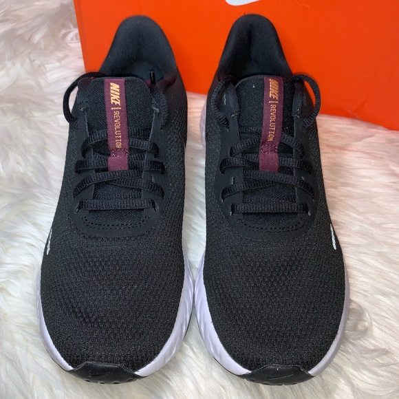 nike revolution 5 black metallic copper